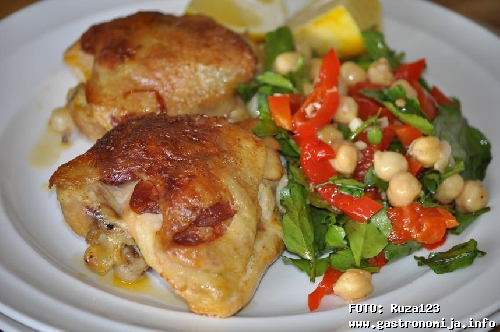 Piletina i salata od leblebije(a)