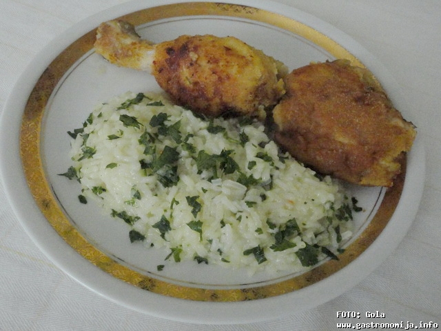Pohovana piletina na pirinču