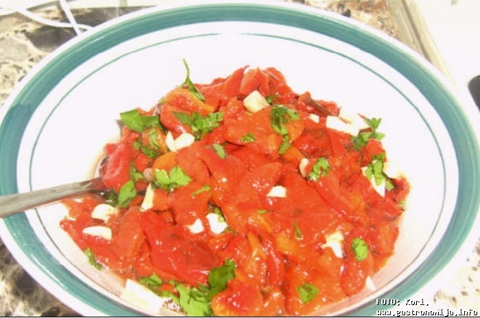 salata od pecenih paprika